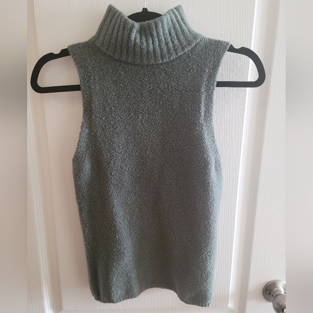 Sleevless Turtleneck